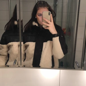 Teddyjacka - Säljer min fina fina teddyjacka då det inte är min stil längre :( insidan är helt i fleece och närmare en northface ripoff. Jätteskön o mjuk jacka💕
