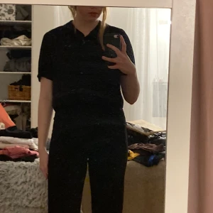 Svart skjorta  - Svart croppad skjorta från H&M i strl M.   Vid frågor är det bara att skriva!🥰  Nytvättad, dock inte struken därav skrynklig på bild 2. 