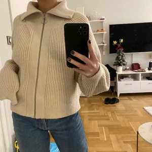 H&M - Sup! Nu säljer jag denna snygga vita kofta från H&M😍 har en väldigt liknande, så denna har inte kommit så mycket till användning. Den är lite nopprig, men absolut inget man tänker på. Köpt början av 2021 har jag för mig:) koftan är i storlek M, men passar mig som har S👌