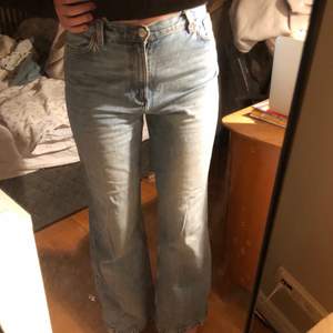 Säljer dessa snygga jeans från Monki och dom är i storlek 30! Har använt ganska mycket men dom är fortfarande i bra skick. Säljer pågrund av jag inte använder dom längre. Kan mötas upp eller skickas💙💙💙💙