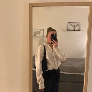 Vit skjorta - Jättesnygg vit skjorta som passar till allt! Passar även att ha under tröjor🥰🥰