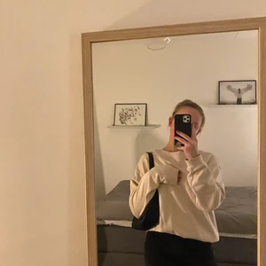 Beige sweatshirt - Fin ljusbeige sweatshirt från monkey. Supersnygg och passar allt🥰🥰
