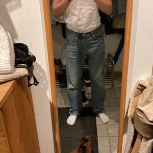 Weekday straight jeans - Raka, pösiga, ljusblå jeans från weekday. 28 i midja och 30 längd (passar mig och jag är 170 cm lång och väger 55 kg)