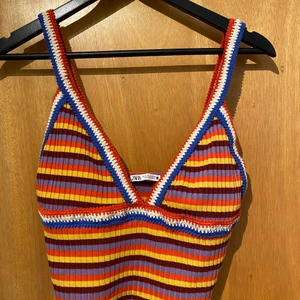 Linne - Superfint croppat stickat linne från zara! Helt oanvänt, säljer pga att den är för liten för mig.
