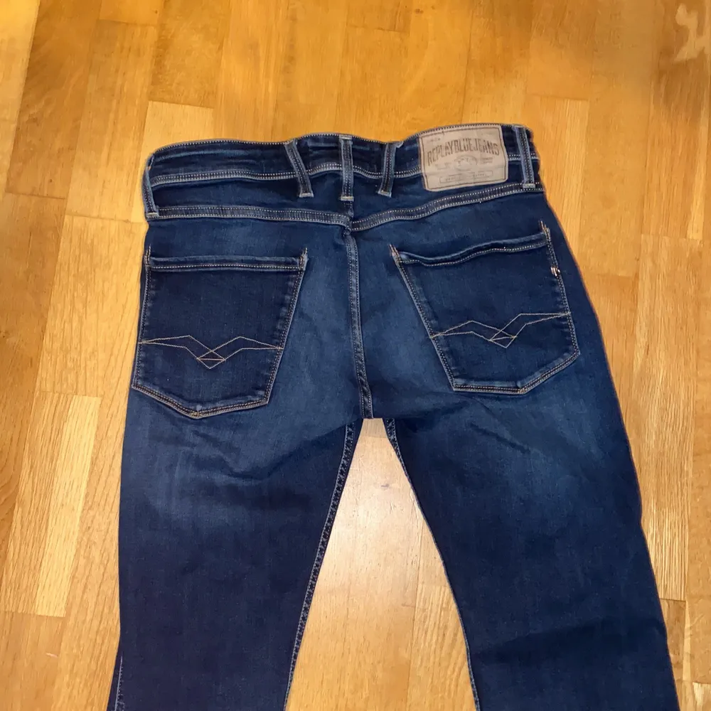 Gammla replay jeans ingen aning om vad dem köptes för dem är inte särskilt slitna, kom med ett pris så snackar vi!. Jeans & Byxor.