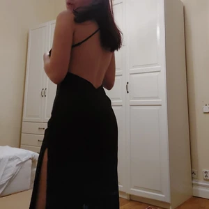 Svart balklänning i storlek S - Säljer klänningen som är perfekt till Balen eller nån annan festlighet🎉 Klänningen slutar vid mitten av vaden för mig som är 160cm. Säljer för att den inte kommer till användning, då jag har hittat en annan nyårsklänning jag hellre vill ha. Endast använd vid provning och i dessa bilder! Först till kvarn🎈💕