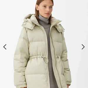 Arket Jacka - Puffer jacket från arket i nyskick endast använd några gånger Pris från början: 2250kr passar både xs s och m eftersom man drar åt den i midjan skriv för fler bilder 