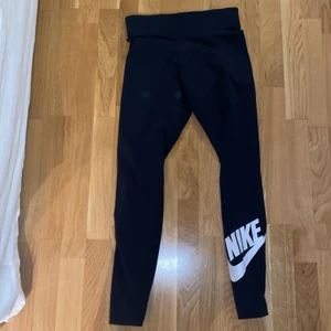 Nike träningstights - Jättefina och asköna nike byxor i mycket fint skick, säljer för jag har många andra redan, de är i väldigt fint skick