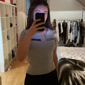 Tommy Hilfiger T-Shirt XS - Grå T-Shirt från Tommy Hilfiger i riktigt bra skick. ⚡️