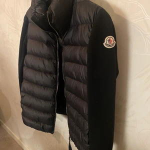 Moncler jacka strl S - Hej! Säljer nu min älskade moncler cardigan som jag köpte i augusti 2021! Jag har inte riktigt haft användning för den och säljer därför den! Kvitto och tagg finns kvar!!