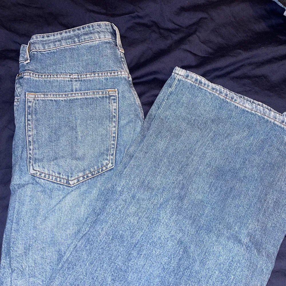 Blåa jeans från H&M. Säljer då de ej kommer till användning.. Jeans & Byxor.