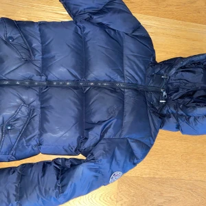 Vinterjacka Gant - Säljer en jättefin dunjacka från Gant i väldigt fint skick. Det är jättevarmt och perfekt till vintern. Storlek XS😊