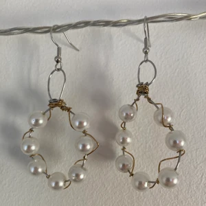 Örhängen  - guld örhängen med vita pärlor