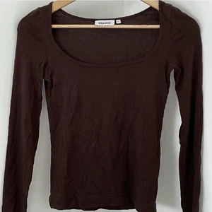 Brun långärmad tröja  - Brun oanvänd långärmad tröja från Weekday, lånade bilder, säljer på grund av att det inte riktigt är min stil. Frakt tillkommer. Xs men passar s, möjligtvis även m då den är väldigt töjbar. 