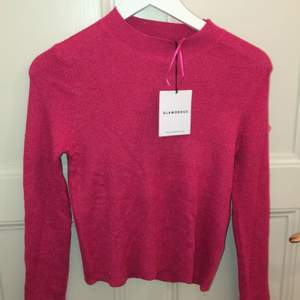 Stickad glittrig rosa tröja. Storlek EU 38 så passar medium/small. Helt oanvänd