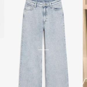 Ljusblåa jeans  - säljer mina jätte fina jeans från monki! Kommer inte till användning, använda 3-4 gånger. Har sytt upp dem så passar dig som är 155-160