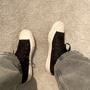 Converse  - Svarta converse i super fint skick, använda ytterst få gånger så i toppskick! Storlek 37,5 men passar mig som är mellan 37-38! 