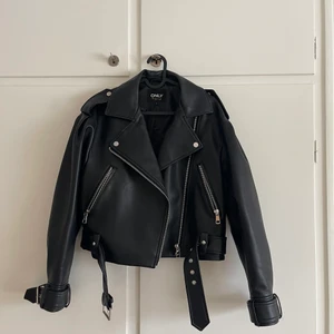 Skinnjacka ONLY - Aldrig använd, skinnjacka från ONLY! Storlek M