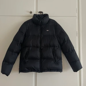Dunjacka från Tommy Hilfiger - Damstorlek L, fint skick endast använd en vinter