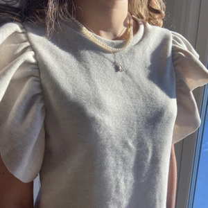 Topp från Zara - En jättefin topp från zara! Helt ny med prislappen kvar. Även slutsåld på hemsidan, buda💓