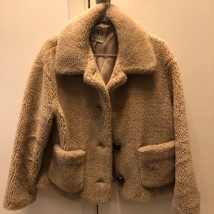 Pälsjacka  - Pälsjacka från Zara som använts väl men fortfarande är i fint skick, jättemysig och säljer den pga köpt en annan pälsjacka🤎 passar till såväl vardags som fest! Saknar en knapp men är enkelt att sy dit en ny