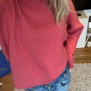 Rosa stickad  - Jätte fin rosa stickad tröja som inte kommer till användning längre,