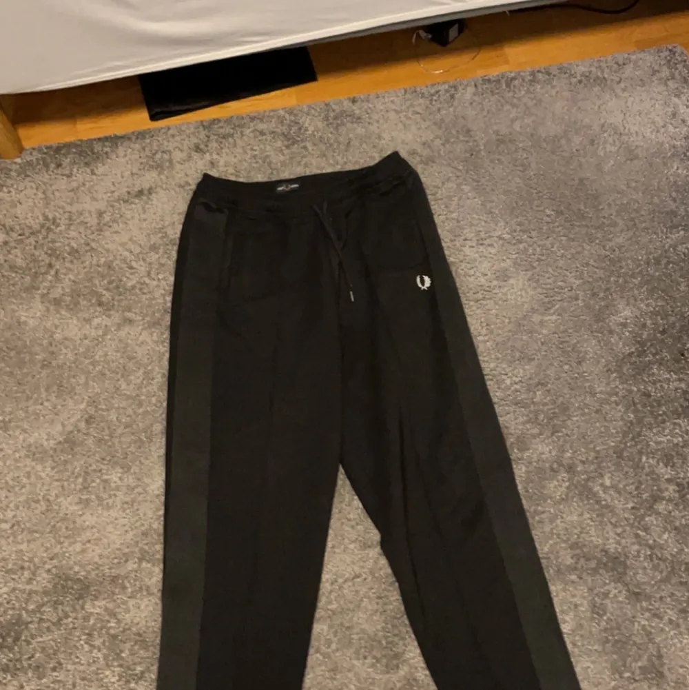 Säljer då dem inte kommit till användning så mycket. Dem sitter bra på mig bara lite stora på mig som är 175cm. Skick 8/10 Nypris 1200kr Du som köper betalr frakt. Farkut & Housut.