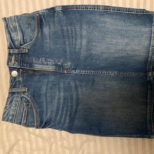 Blå kjol  - Tajt kjol, aldrig använd, skönt material 