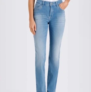Dream x Mac Jeans - Säljer dessa fina dream x Mac Jeansen i ljus blå. Köpta för 1 199kr, säljer för 400kr + frakt. Aldrig använda då dem är förlånga för mig, jag är 162. Skriv om ni vill diskutera priset.🧸💗