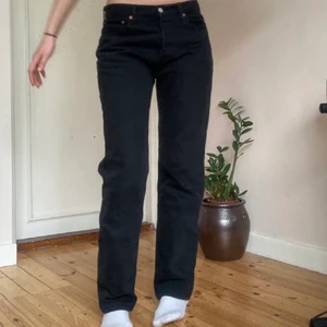 Lågmidjade Levis jeans - Lågmidjade levins jeans o svart , nyskick!! Frakr 66kr, Innerbenslängd är 90cm och midjemått 78cm , skulle säga att storleken motsvarar xs/s