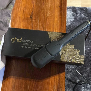 Ghd contur professional crimper  - Lock tången är helt ny använd endast 1 gång nypris 1600kr jag säljer den för 1400kr.Kan tänka mig gå ner nåt i pris vid snabb affär.Lång sladd,Fint märke! Finns en platt tång använd men funkar ändå väldigt bra! pris 200kr. Värmeskyddet kostar 50kr fullt aldrig använt. Köparen står för frakten!