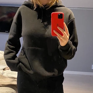 Världens snyggaste hoodie - Sjukt snygg och skön enkel svart hoodie från NA-KD, använd endast två gånger då jag redan har en liknande, storlek M, sitter helt perfekt, lite pösigt sådär, gratis frakt💞