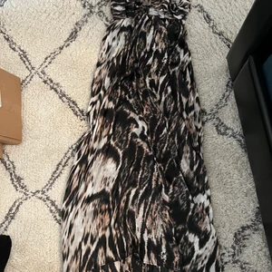 Sån vacker halterneck klänning  - Klänning från HM