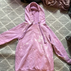 Hoodie  - En rosa hoodie med vita fläckar på snyggt i stl xxs från Gina tricot andvänt ca 10 gånger 