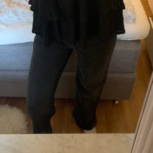 Raka jeans från H&M - Raka svarta jeans från H&M i storlek 36