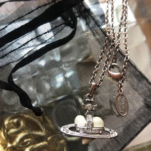 Vivienne Westwood halsband - 🤍✨ Ett super fint  vivienne westwood halsband som är i fint skick. Halsbandet är hjärtformat istället för det typiska orbitalen- modellen heter:  ”Vivienne Westwood Diamante Heart Early Necklace Pendant” med glittrande kristaller runt om. Den har används ett par gånger men fungerar utmärkt som den ska och har inga repor, färgen går att se på ovanstående bilder 🤍 säljes för 400kr och en dustbag medföljer!🪐 (Säljaren som sålde mig halsbandet garanterade att den var äkta) 