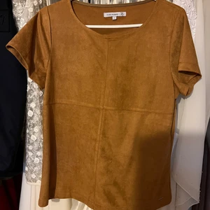 Mocka ( imitation) topp - Mockaimitation topp. Jätte skön material. Oanvänt. Strl S