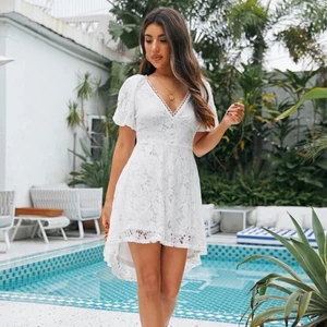 Superfin klänning! - Beställde en klänning men fick hem denna istället. Den sitter sjukt fint men är helt enkelt inte det jag beställde. Köpte klänning för 349kr men säljer nu för 40kr (köparen står för frakt). Den är endast testad och ser ut som på bilden. Sitter fint och materialet känns bra samt är inte genomskinligt! Passar xs och s. Vit spetsklänning som är perfekt för avslutning, student eller bara för att vara fin i!