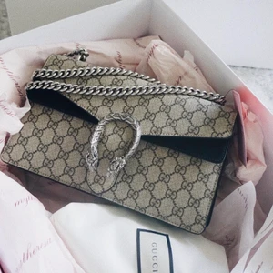 Gucci Dionysus Small - Intressekoll! Världens finaste väska men används tyvärr inte så mycket längre. Köpt på MyTheresa. Kvitto, dustbag och lådan den skickades i finns. Inga defekter och väldigt sparsamt använd. Modell: Dionysus GG Supreme Small shoulder bag.