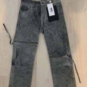 Maison Margiela  - Coola byxor från maison margiela med läder ish material med zippers. Helt nya med tags i storlek S/36 (womens). Ny pris är runt 2000-3000 kr. Pris kan diskuteras! 