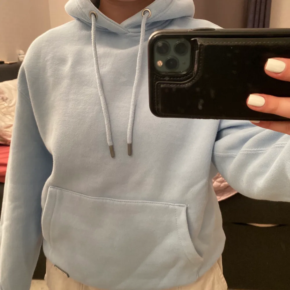 En ljus blå hoodie med kapuschong och dragsko med känguruficka. Tröjan är i jätte bra skick, knappt använt den. Tveka inte på att höra av dig vid frågor eller för flera bilder.☺️. Hoodies.