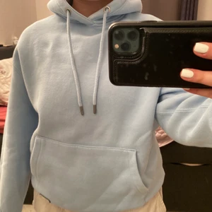 PULL&BEAR ljus blå hoddie  - En ljus blå hoodie med kapuschong och dragsko med känguruficka. Tröjan är i jätte bra skick, knappt använt den. Tveka inte på att höra av dig vid frågor eller för flera bilder.☺️