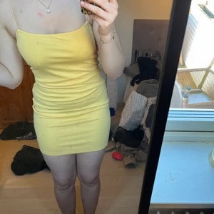 Gul tajt klänning - En gul tajt klänning från NA-KD jättefin nästa helt oanvänd. Superfint till sommaren