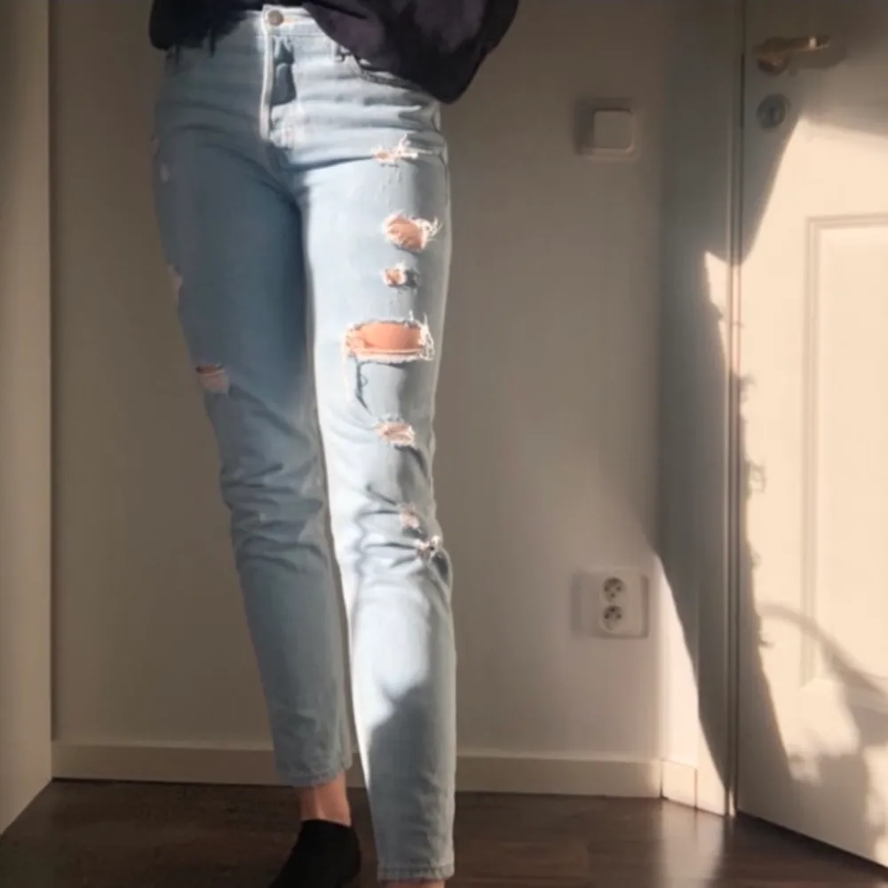 Ett par ljusa jeans från Calvin Klein med hål- och slitagedetaljer. De har en slim-fit och ganska hög midja och är i jättebra skick! 💙 Storleken är W27 och L32. . Jeans & Byxor.