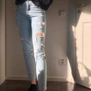Ett par ljusa jeans från Calvin Klein med hål- och slitagedetaljer. De har en slim-fit och ganska hög midja och är i jättebra skick! 💙 Storleken är W27 och L32. 