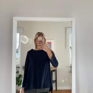 Marinblå tröja från Wera Stockholm i strl XS. Säljs för 90kr + frakt!🤍