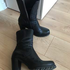 Läder boots i mycket fint skick. Italiensk märke. Storlek 39. Färg: Svart läder. Dyra vid inköp.