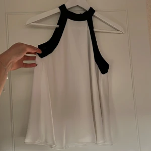 Blus  - Superfin blus som man knyter i nacken. Köpare står för eventuell frakt 🤩💕❤️‍🔥