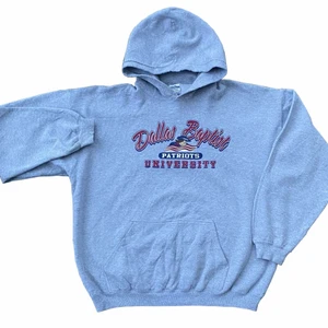 Dallas Collage Hoodie - Dallas hoodie med rött tryck. Tjockt tyg. Skicket är 8/10