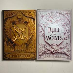 King of Scars. Rule of Wolves. 160kr styck. Böckerna är helt ny och olästa, extremt bra skick. 